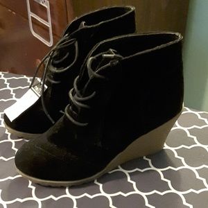 Black ankle boots/wedge booties